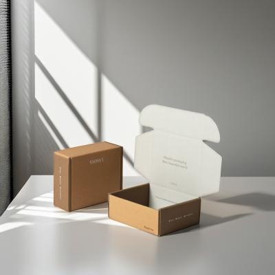 Cina Cartoni Kraft corrugati Logo personalizzato per abbigliamento imballaggio regalo e spedizione in vendita