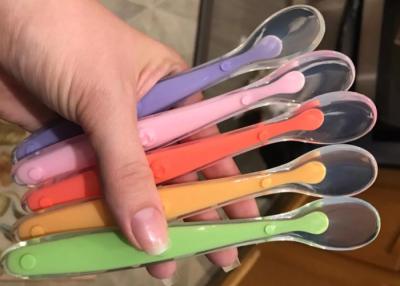 Chine Adaptez la cuillère aux besoins du client s'exerçante de alimentation d'individu coloré de catégorie comestible pour le bébé de première phase à vendre