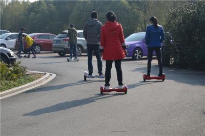 China Vehículo eléctrico de equilibrio de las vespas 2 del uno mismo con pilas de la rueda con el telecontrol en venta