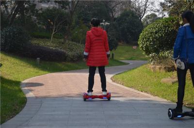 China Vespa eléctrica sin manos de dos ruedas, rueda de balanza elegante Hoverboard en venta