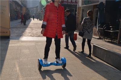 China Uno mismo eléctrico de la vespa que equilibra el monopatín de 2 ruedas para las muchachas en venta