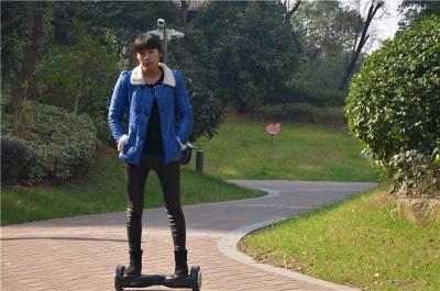 China Uno mismo teledirigido de la vespa de los niños que equilibra el   del hoverboard de 2 ruedas con las luces llevadas en venta