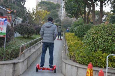 China Uno mismo inteligente de las ruedas duales que equilibra el tablero de deriva de la vespa eléctrica 10 pulgadas en venta