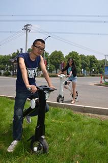 China Los adultos que doblan las vespas de la movilidad ennegrecen 28kms/la vespa plegable eléctrica de H en venta