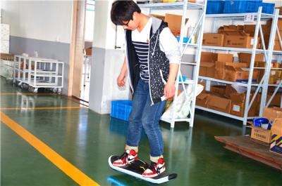 China 500w 1 H que encarga un hoverboard de la rueda de las luces y del bluetooth llevados en venta