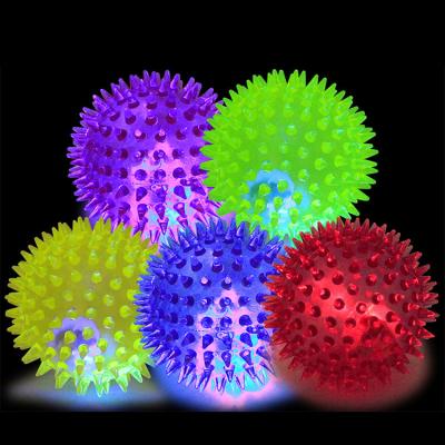 China Durable High Quality Rubber Bite Dog Pet Squeaky Rebounding Resistant Led Spike Ball for sale