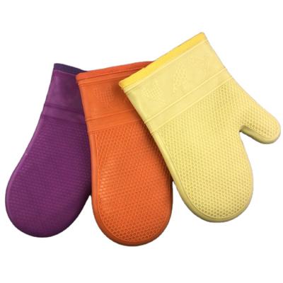 China BBQ Dotted Pot Holder Cooking Gloves Cotton Liner Heat Resistant Silicone Oven Mitts for sale