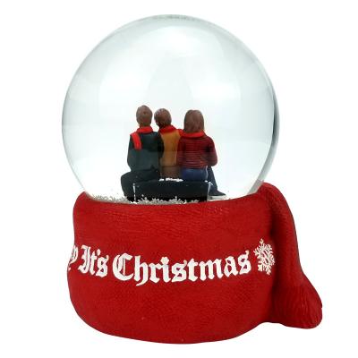 China Custom Rotating Christmas Snow Globe Ornament Crystal Resin Snowball Snowball Souvenirs Luxury Family Music Europe Christmas Snow Globe for sale