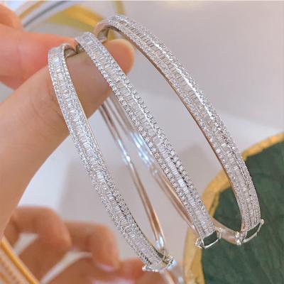 China 2023 New Arrival CLASSIC Designs Sparkle Fine Jewelry 18k Solid Gold Iced Out Baguettes Diamonds Bracelets For Women Gift for sale