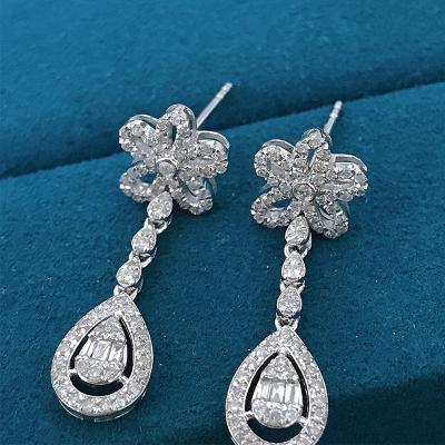 China 2022 Hot Sale CLASSIQUE New Arrival Jewelry 18k Solid Gold Baguettes Diamonds Flowers Stud Earrings For Ladies for sale