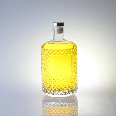 Chine Bouteille de gin de 700 ml avec collier en verre et fermeture gravée à vendre