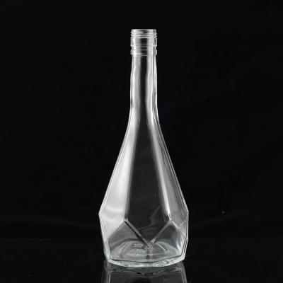 Cina 750ml Cut Shape Design Unico Bottiglia di Spiriti di Vetro Prodotta da per Custom Made in vendita