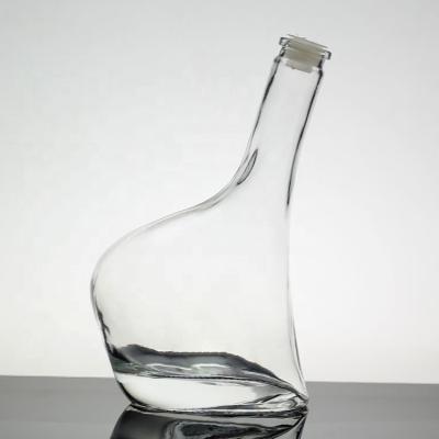 China Maßgeschneiderte Herz-förmige Glasflasche mit Kronenkappe und Deckel einzigartigem Design zu verkaufen