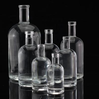 China Glas-Basismaterial Wodka Alkohol Glasflasche unterschiedliche Größen für Destillerien zu verkaufen