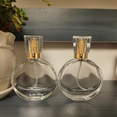 China Smooth Surface Oblate Glass Perfume Bottle 30ml 50ml 100ml zu verkaufen