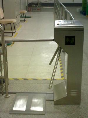 China Automatic ESD Turnstile 304 Stainless Steel Electronic Barrier Gates for sale