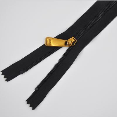 China Viable Zipper Manufacturer O/E Customized 3# 5#Returned Cool Sport Nylon Zippers In Rolls 200 Yard Product for sale