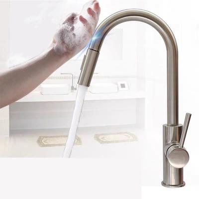 中国 Sense Faucets Brushed Nickel High Single Handle Arc Gooseneck Smart One Touch Sensor Kitchen Faucet 販売のため