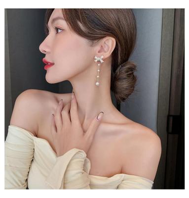 China New autumn and winter niche temperament fashionable romantic pearl earrings long for sale