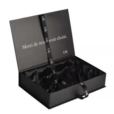 China Caja de maquillaje cosmético de peluca laminada mate con cinta satinada revestida de lujo Caja de embalaje de cartón de cartón magnético en venta