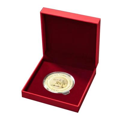 China Logotipo de sello caliente de oro de terciopelo rojo caja de embalaje rígida colección de monedas de oro de lujo diseño elegante en venta