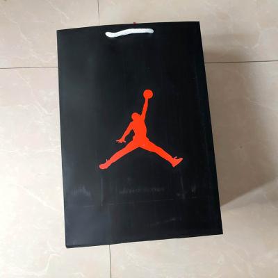 China Venda a retalho Bolsas de papel Jordan impressas sob medida para tênis Roupas para sapatos à venda