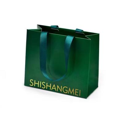 China Custom Printed Gift Bags CMYK Oberflächendruck für einen professionellen und persönlichen Look zu verkaufen