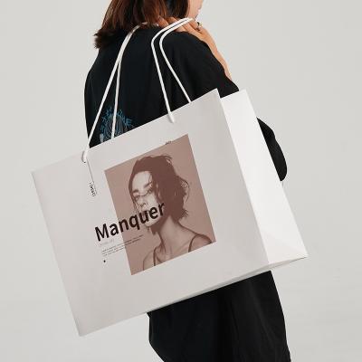 China Bolsas de papel personalizadas com impressão personalizada à venda