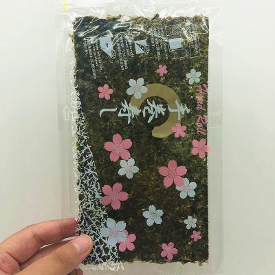 China Half-cut sushi nori wrapper, crispy and nutritious temaki and seaweed sushi roll hand delicious for sale