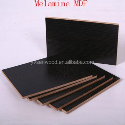 中国 8mm Wood Grain Moisture Proof 9mm Black Melamine Faced MDF Board In Wholesale Price 販売のため