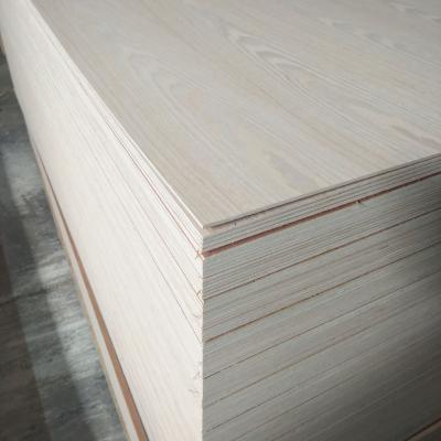 China Wholesale and Cheap Price 3-18mm Hotel Red/White Oak Veneer Good Quality Faced MDF Board From Factory for sale