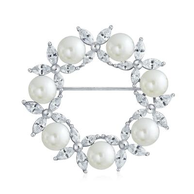 China Goud geplatte blad cirkel witte parel broche 925 zilver luxe broches voor vrouwen Te koop