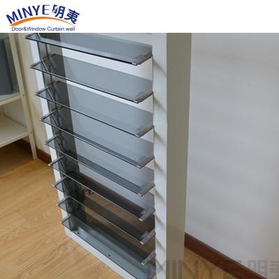 China Ventana de persiana de vidrio de aluminio residencial en gris blanco con tipo de vidrio de hierro forjado en venta