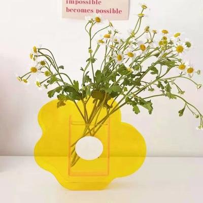 China Beautiful Small Recycleable Unique Design Home Decorative Flower Vase Clear Acrylic Crystal Glass Vases for sale