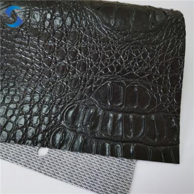 China Tejido de cuero de PVC resistente a la abrasión 140/160 ancho piel de cocodrilo para muebles de larga duración, bolso en venta