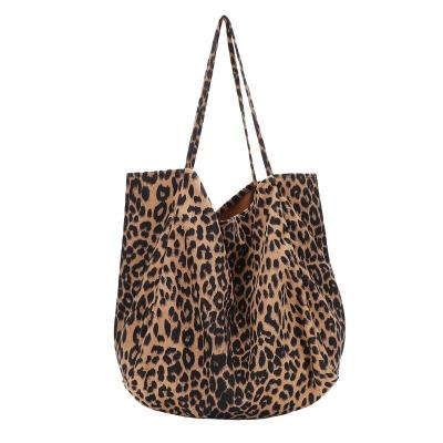 China Eco-friendly personality one shoulder handbag is large capacity leopard print canvas bag for sale