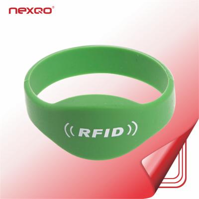 China ISO18000-6C and 13.56mhz silicone waterproof/waterproof rfid custom dual frequency wristband for human body with free sample for sale