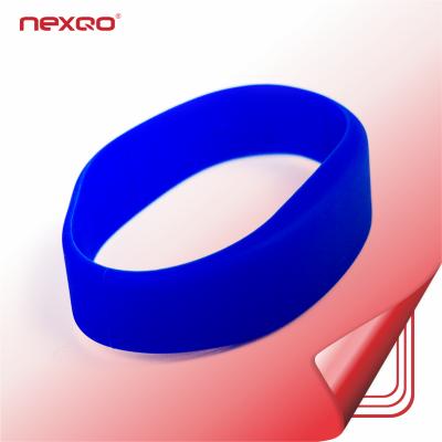 China Disposable Event Festival 13.56mhz Silicone RFID Waterproof Wristbands Low Cost Waterproof / Waterproof for sale