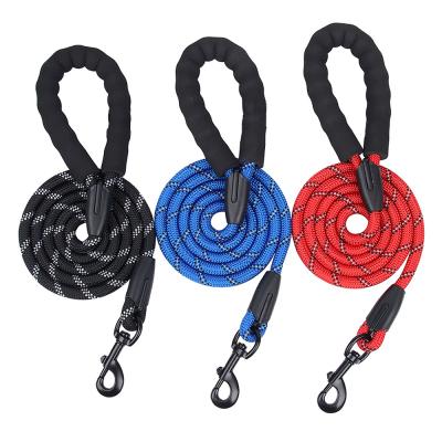 China Pet Reflective Nylon Leash Explosion-Proof Flush Dog 1.5M Round Rope Foam Handle en venta