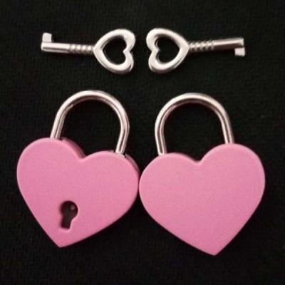 China Zinc Alloy 30*38mm Lock Love Heart Shaped Mini Padlocks Zinc Alloy With One Key For Luggage Handbag for sale