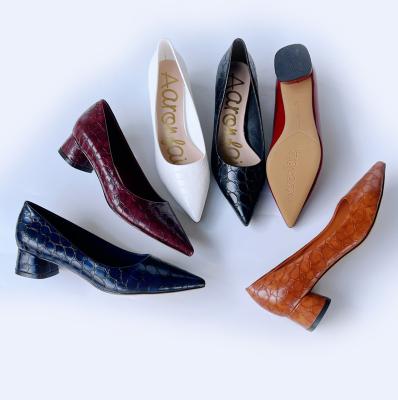 China 2022 Handmade Factory Wholesale Breathable Women Working Daily Wear Low Heel Shoes Pumps for sale