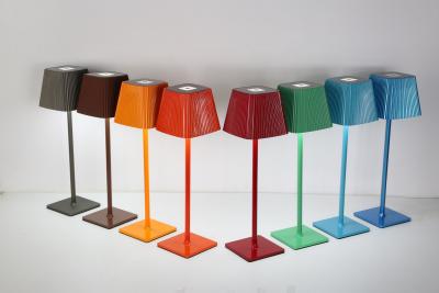 Chine Contrôle tactile de la lampe de bureau à LED rechargeable pour un réglage facile de la luminosité à vendre