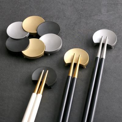 China Viable Wholesale Luxury Chopsticks Stand Round Shape Brass Material Chopsticks Stand Stainless Steel Gold Plated Chopsticks Holder for sale