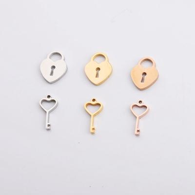 China Junjiang SP0025 cute hot sale gold/rose gold/silver flat key and lock couple shaped stainless steel pendant pendant charm for sale