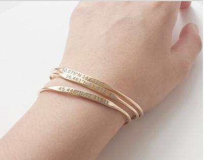 China Wholesale Custom Made Metal Word Gold Jewelry Fashion Bangle English Word Bracelet for sale