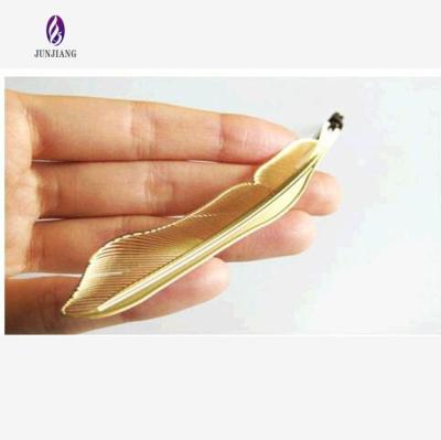 China Europe Best Selling Europe Fashion Metal Gold Plated Magnetic Feather Locator for sale