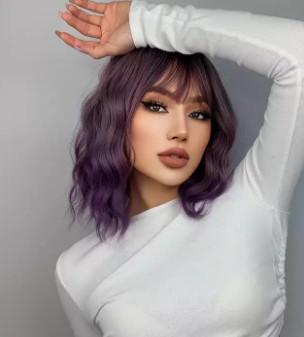 中国 wholesale price short 33cm body wave blended purple fashionable synthetic wig with fringes for women 販売のため