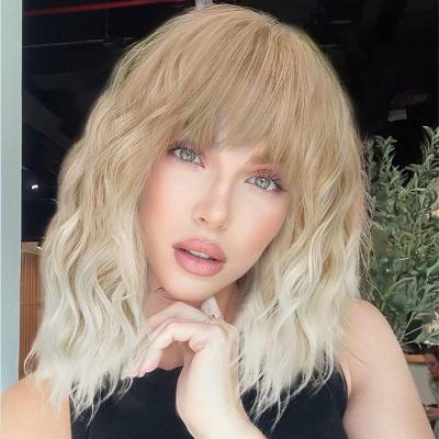 中国 Short tapered gold wavy hair wig with bangs, suitable for women and girls, natural appearance, suitable for daily use 販売のため