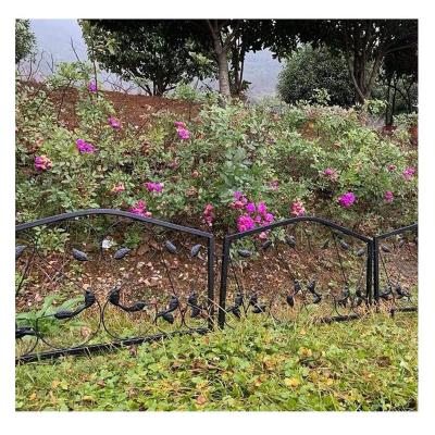 China Easily Assembled Metal 5pcs Decorative Screen Fencing Panels For Landscape Border Folding Garden Fence Panels for sale