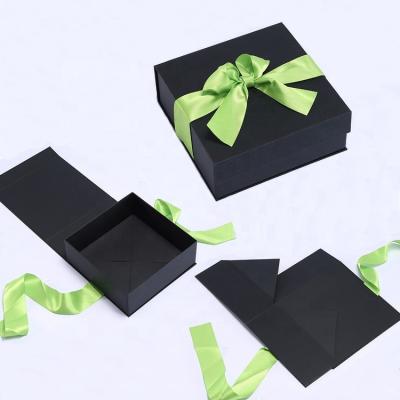 China Recyclable Customizable luxury black foldable magnetic handbag packaging gift box for clothing for sale